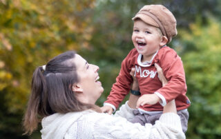 Familienoutfit in natürlichen Farben beim Outdoor-Shooting im Herbst