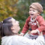 Familienoutfit in natürlichen Farben beim Outdoor-Shooting im Herbst