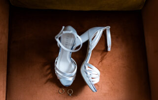 Detailfoto von liebevoll arrangierten Brautschuhen im Parkhotel Bilm – elegantes Getting-Ready-Detail für die Hochzeit.
