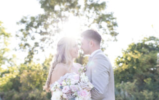 Braut und Bräutigam im warmen Abendlicht auf dem Rittergut Remeringhausen – natürlicher Moment mit Brautstrauß und sanftem Gegenlicht.