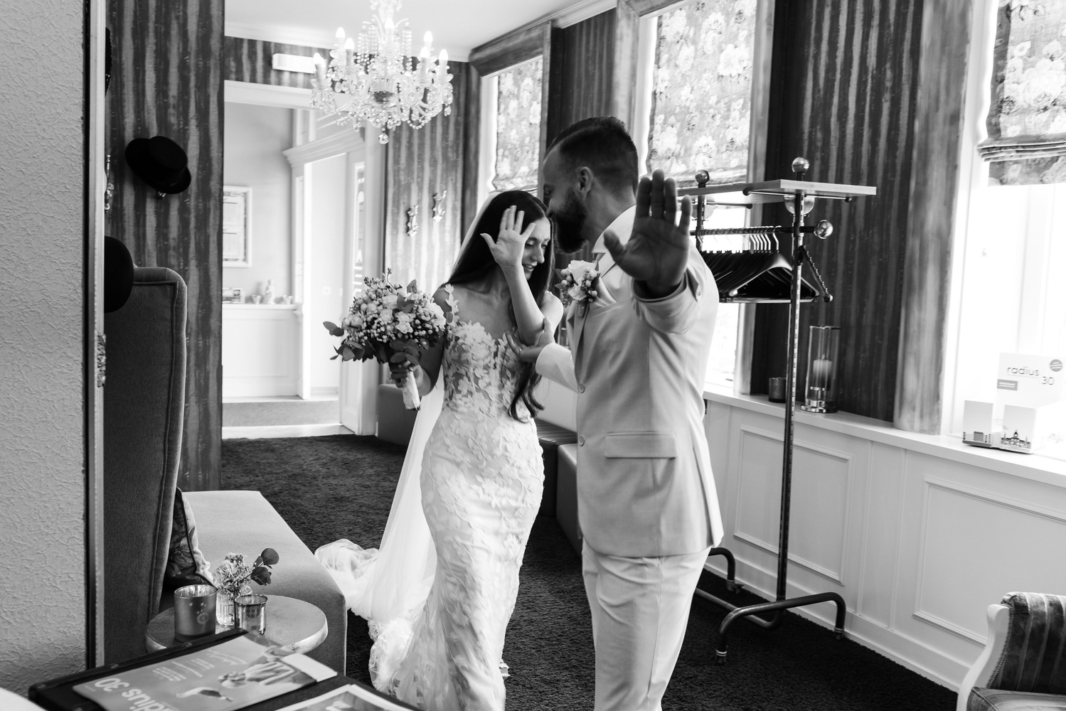 Emotionaler Moment eines Brautpaares während einer natürlichen Hochzeitsreportage im Raum Hannover, fotografiert von Jessica Pesch