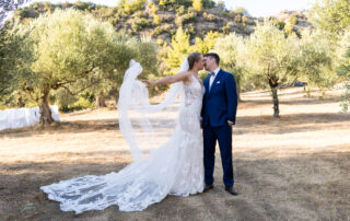Brautpaar im warmen Abendlicht einer Griechenland-Hochzeit im Olivenhain – natürliche Destination-Wedding-Portraits in goldenem Licht.